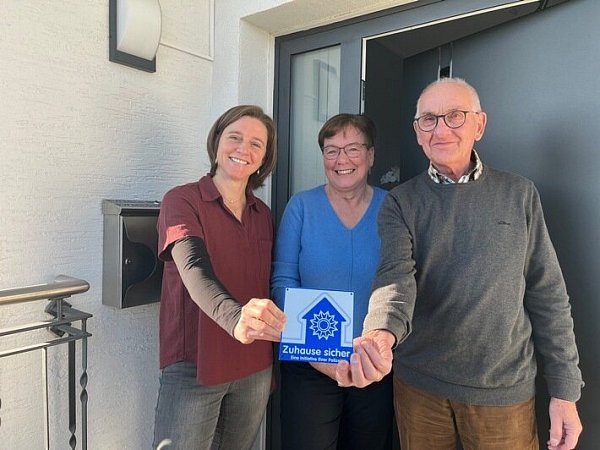 Kriminalhauptkommissarin Simone Höing verleiht dem Ehepaar Verhufen die Plakette des Netzwerks "Zuhause sicher". - © Paderborn