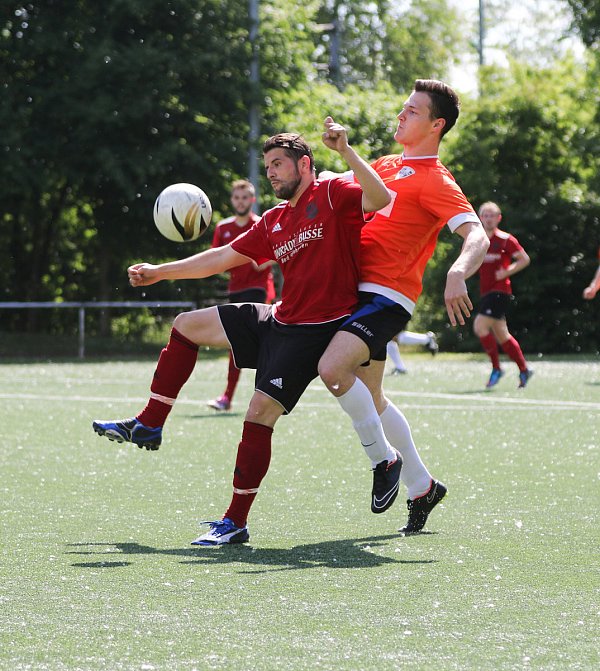 In Bedrängnis: Axel Konietzko vom SC Herford II sucht die Nähe zum Löhner Sven Wihan (l.). - © Foto: Benjamin Büschenfeld