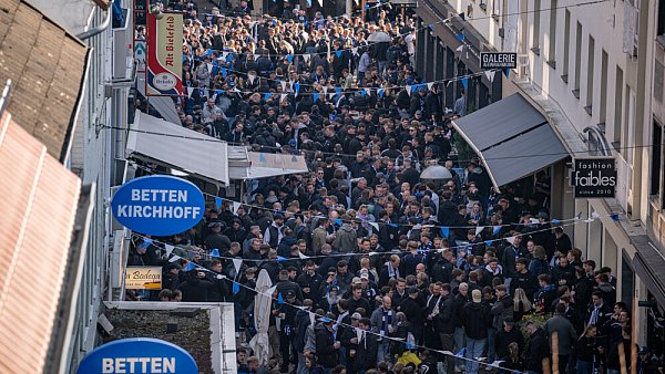 Fans von Arminia Bielefeld marschieren durch den Bielefelder Westen zur Alm. - © Teresa Kroeger