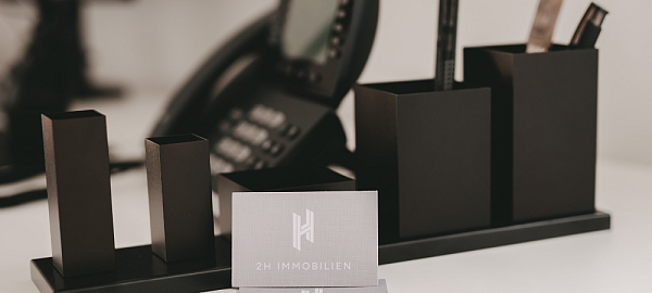 Das Gründerduo wird inzwischen von einem eingespielten Team unterstützt. - © 2H Immobilien