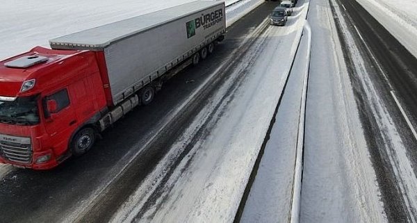 Vorsicht auf den Straßen am Mittwochmorgen. So sah es übrigens im Februar auf den Autobahnen in OWL aus. - © Symbolfoto Gerald Dunkel