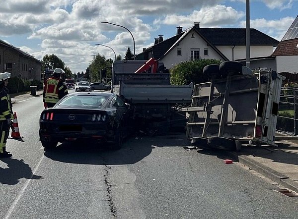 Der Mustang prallte gegen den Anhänger und kam am Heck des Pritschenwagens zum Stehen. - © Polizei Minden-Lübbecke