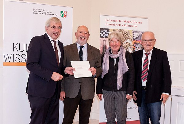 Der Parlamentarische Staatssekretär Klaus Kaiser (v. l.), Ulrich Pieper, Wilfried Erbsland, ein Nieheimer Heckenflechter aus Leidenschaft, und Landschaftsökologin Agnes Sternschulte vom Freilichtmuseum Detmold. - © NRW Stiftung, Stapelfeldt
