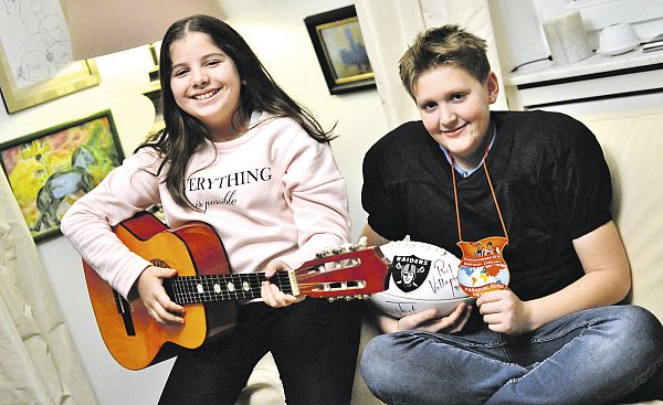 Närrischer Nachwuchs: Kinderprinzessin Emilija I. spielt gerne Gitarre, Kinderprinz Martinus I. liebt American Football. Der Zehnjährige zeigt den diesjährigen Sessionsorden der jungen Tollitäten, den passend zum Motto eine bunte Weltkarte ziert. - © Silke Riethmüller