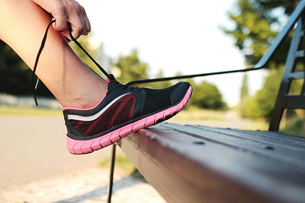 Richtige Laufschuhe sind essenziell für das Lauf-Training. - © pexels