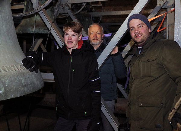 Lars Appelbaum, Heinrich Lake und Leonard Stiegemann (v. l.) gehören zum
Paderborner Beierteam und haben auch in der Gaukirche die Glocken zum Klingen gebracht. - © Dekanat Paderborn