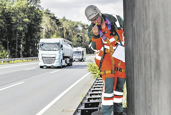 Schaut genau hin: Iris Kettler (47) arbeitet als einzige weibliche Ingenieurin unter anderem im Bereich der A 2 zwischen Kamener Kreuz und Niedersachsen. - © Jens DÃ¼nhÃ¶lter