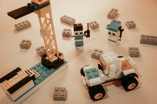 Kleine Überraschungen für den Adventskalender können Lego, Sammelkarten oder Süßigkeiten aus der Kindheitszeit sein. - © Symbolbild/Unsplash