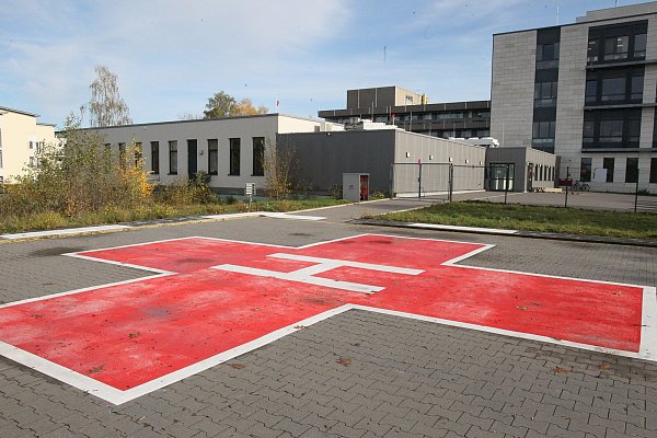 Leicht zu finden: Die neue Kinderklinik soll in Nähe des Hubschrauber-Landesplatzes auf die bestehende Klinikums-Apotheke gesetzt werden. - © Peter Steinert