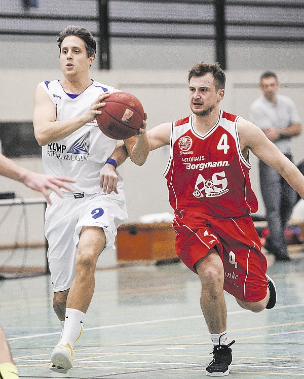 Leistungsträger: Playmaker Matthias Finke (l.) ist seit vielen Jahren im Salzkottener Erstregionalliga-Team eine feste Größe. - © Marc Köppelmann
