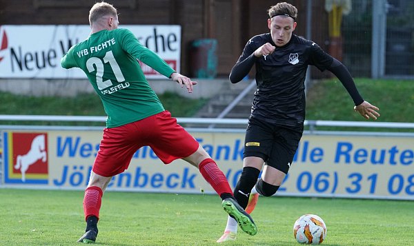 Fußballer warten auf Szenen wie diese: Fichtes Eike Baehr (l.) und Theesens Brian Ketscher. - © Peter Unger