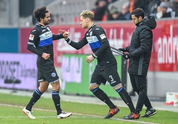 37. Minute im Spiel gegen Regensburg, Nils Teixeira macht Platz für Brian Behrendt. - © Christian Weische