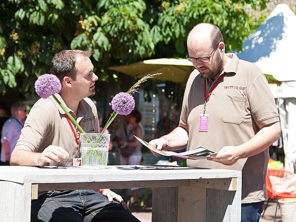 Daniel (l.) und Thomas Kilian an einem Tisch von Wittekind-Möbel. - © Wittekind-Möbel