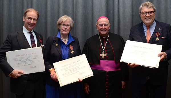 Münsters Bischof Felix Genn (2.v.r.) überreichte Wilderich Freiherr Droste zu Senden (von links), Gabrielle von Schierstaedt und Reinhard Zinkann die päpstliche Urkunde. - © Bistum Münster
