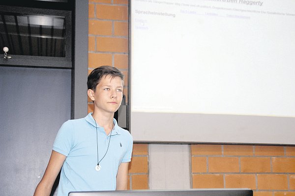 Eigene Seite: Ben Schewe aus der Jahrgangsstufe 8 präsentiert seinen Mitstreitern die selbst kreierte Website. - © Maria Siggemann