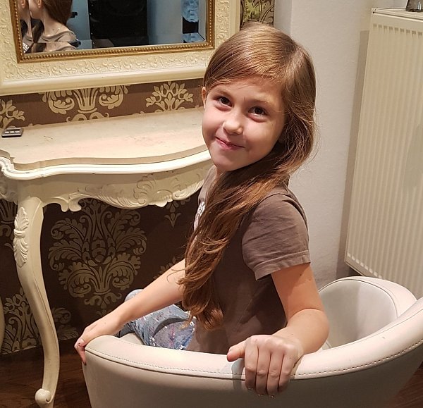 Hier sind die Haare noch lang, aber Joline lässt sich nicht beirren. - © Katharina Engelhardt