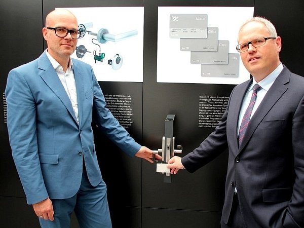 Marketingleiter Matthias Fuchs (l.) und Geschäftsführer Udo Brechmann präsentieren das neue Isis-Eingangssystem von FSB.