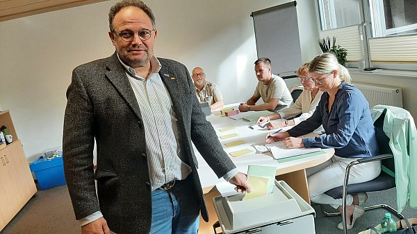 Andreas Braunst, der Bürgermeisterkandidat der Warburger AfD, beim Urnengang. - © Dieter Scholz