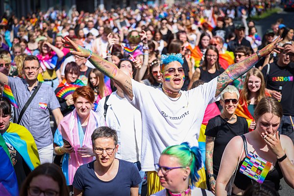 Unter Pansexualität versteht man eine Anziehung zu Menschen unabhängig von ihrem Geschlecht. - © Sarah Jonek