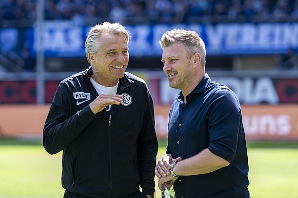 Elversbergs Trainer Horst Steffen (l.) und Paderborns Trainer Lukas Kwasniok tauschen sich aus. - © picture alliance/dpa