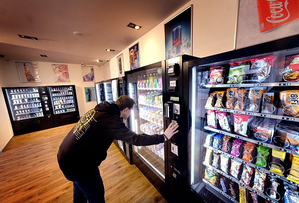 Auf sechs Etagen verteilt, findet der Kunde pro Automat rund 60 Artikel, die er über eine dreistellige Tastenkombination ordern kann. Ist bestellt und bezahlt, landet die Ware im Ausgabeschacht. Gefragt sind in Gütersloh vor allem Getränke. - © Andreas Frücht