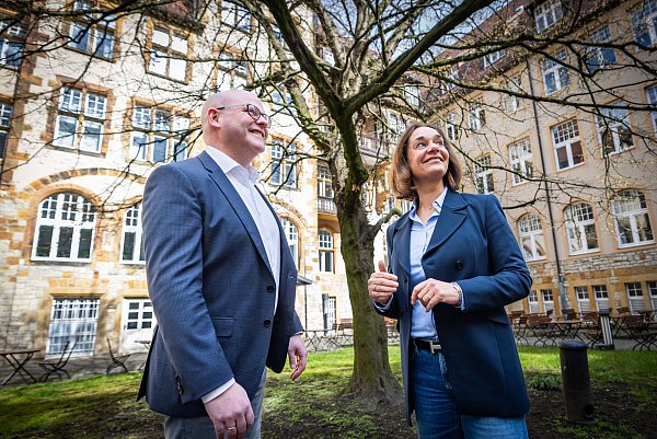 Jasmin Wahl-Schwentker und Jan Maik Schlifter von der Bielefelder FDP kritisieren die Baumschutzsatzung und wollen sie wieder abschaffen. - © Sarah Jonek