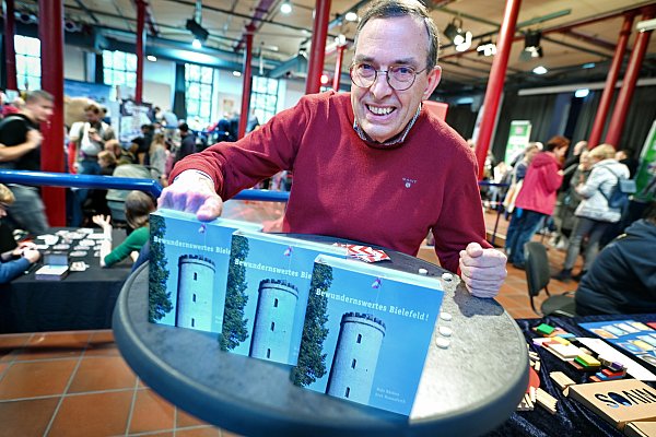 Dirk Hanneforth stellt sein neues Bielefeld-Spiel vor, für das Matthias Hauke die Fotos beisteuerte. - © Barbara Franke