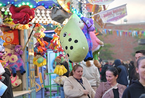 Die Michaeliswoche mit Kirmes und buntem Rahmenprogramm lockt traditionell Zehntausende in die Gütersloher Innenstadt - © sport/presse/foto Dünhölter