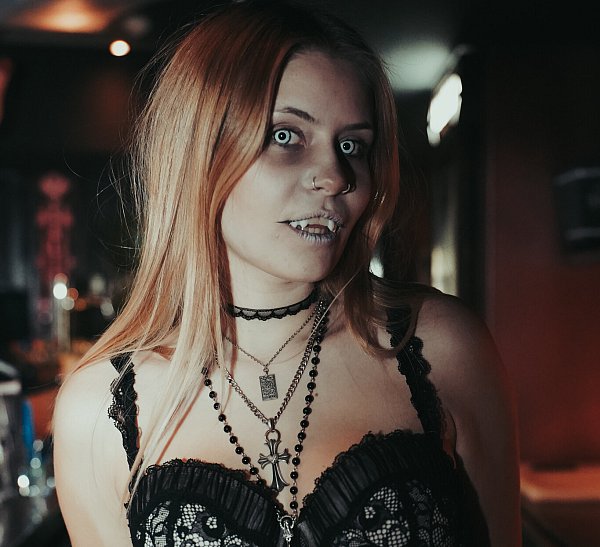Eine Vampirin feiert im Cafe Europa, das 2025 gleich mehrere Halloween-Partys plant. - © Cafe Europa