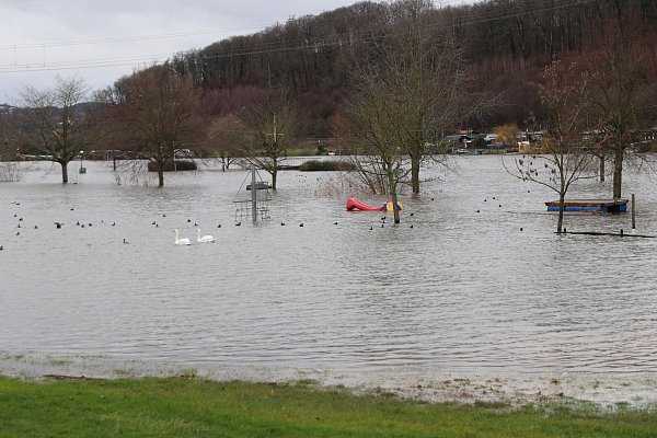 Das Hochwasser in Vlotho betraf auch die Campingplätze. - © Claus Frickemeier