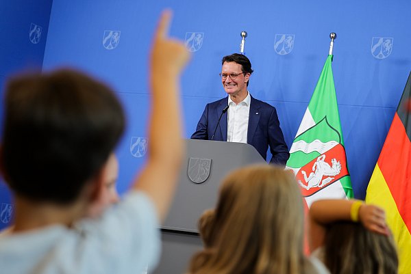 NRW-Ministerpräsident Hendrik Wüst: Bei Fragen zu einer möglichen Kanzlerkandidatur wich er aus. - © Christoph Reichwein/dpa