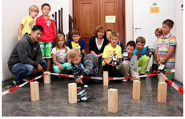 Im Kurs "Roberta" lernen Kinder den Bau und die Programmierung von Robotern. - © FOTO: NW