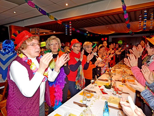 Stimmung von Anfang an: Ob "nur" mit Hütchen oder im kompletten Kostüm. Die Besucherinnen des Frauenkarnevals haben Spaß.