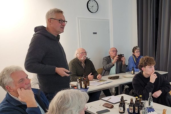 Frank Grawe referierte zur Windkraft. Der Vorstand mit Josef Jacobi (am Tisch v. l.), Rainer Mues und Huberta Schreier hört zu. - © Günter Schumacher