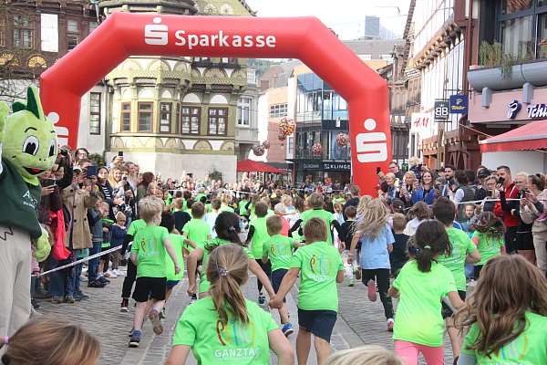 Große Begeisterung der kleinen Läufer für den Höxteraner Firmenlauf 2024. - © Burkhard Battran