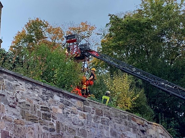 Die Mindener Feuerwehr musste am Mittwochabend zu einem Rettungseinsatz an der Marienkirche ausrücken. - © Foto: Henning Wandel