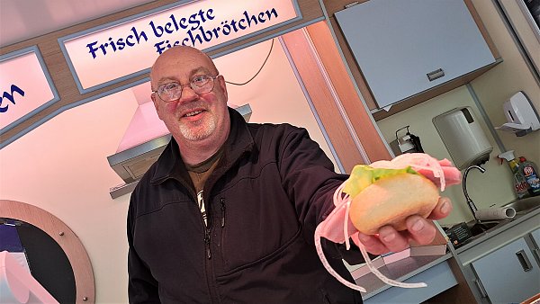 Nordisch herb: Fischverkäufer Thomas Birkenfeld findet die Steinheimer nett – „passt schon“, sagt der Nieheimer knapp über ihr Einkaufsverhalten. - © Madita Schellenberg