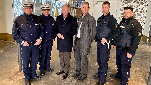 Gemeinsam in der Paderborner Innenstadt unterwegs: (v. l.) Hubertus Kuhaupt (Leiter Bezirksdienst Polizeiwache Paderborn), Carsten Schlüter (Leiter Polizeiwache Paderborn), Bürgermeister Stefan-Oliver Strate, Claus Josephs (Ordnungsamt Stadt Paderborn), Niclas Vogt und Clemens Schwarz (beide Boss-Wache). - © Stadt Paderborn