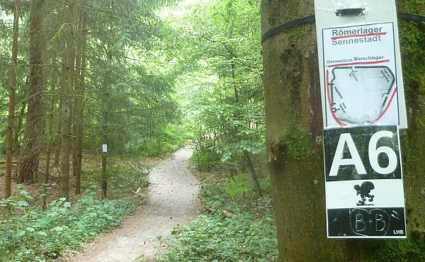 Hinweisschilder an den Bäumen, hier am Rundwanderweg A6, der sogenannten Schmugglertour, deuten auf das Marschlager der Römer vor zwei Jahrtausenden hin. - © Horst Biere