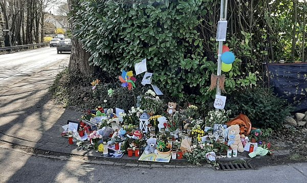 Ein Meer an Blumen und Spielzeug erinnert an der Volmerdingsener Straße an den tödlich verunglückten Sechsjährigen. - © NW