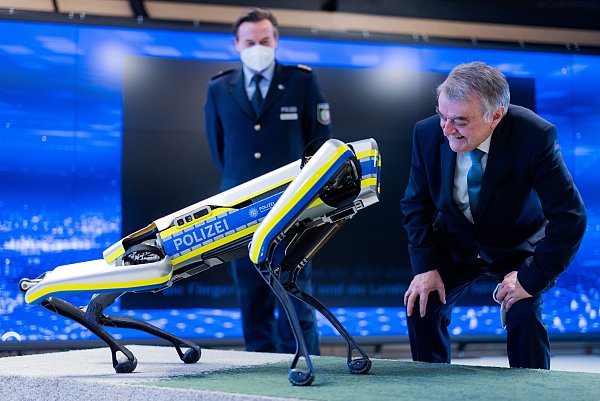 Innenminister Herbert Reul (CDU) schaut sich bei der Eröffnung des neuen "Innovation Lab" der Polizei im Digitalkontor den Roboter-Hund "Spot" an. - © picture alliance/dpa