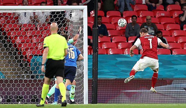 Marko Arnautovic (r) traf per Kopf, aber das Tor des Österreichers zählte wegen einer Abseitsstellung nicht. - © Catherine Ivill/GETTY POOL/AP/dpa