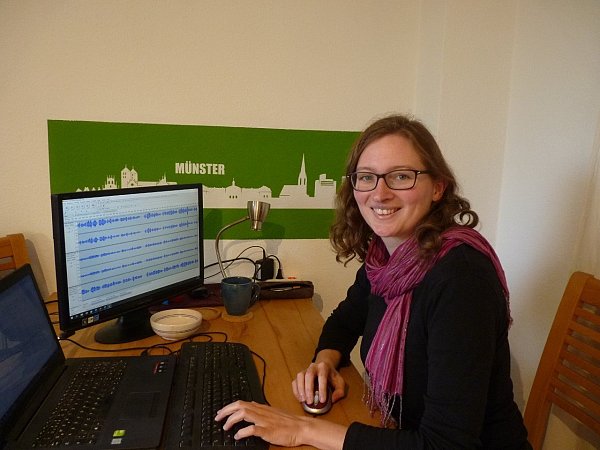 Eva Schöll bearbeitet am Computer die eingesendeten Stimmen und führt sie zu einem digitalen Chor zusammen. - © Privat
