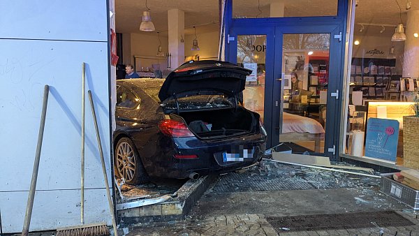 Bei dem Unfall wurden das Geschäft und das Auto beschädigt. - © Janina Schrader