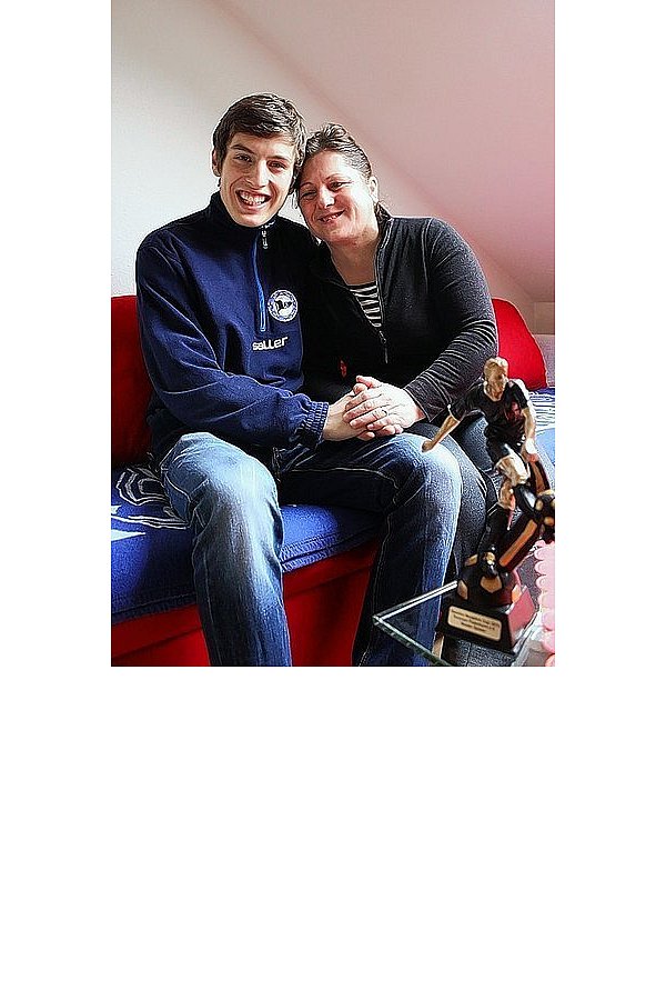 Bashkim Renneke und seine Mutter Emine, die ihren Sohn derzeit besucht. - © FOTO: ASTRID PLASSHENRICH