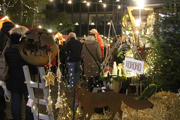 Schöne Deko und viele kleine Lichter verzauberten den Rathausplatz. - © Myriam Domke-Feiner