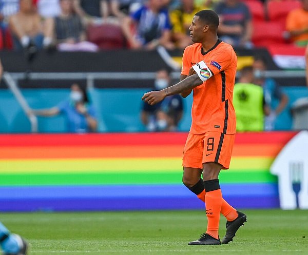 Oranje-Kapitän Georginio Wijnaldum rückt sich seine regenbogenfarbene Binde zurecht. - © Robert Michael/dpa-Zentralbild/dpa