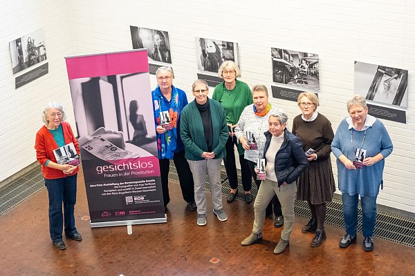Die Terre des Femmes Gruppe im Kreis Herford um Ella Kraft (l.) und Sonja Langkafel vom Städtischen Museum (3. v. l.) holten die Ausstellung nicht zufällig nach Herford. Der Kreis gilt als Hochburg der Prostitution im Land. - © Ralf Bittner