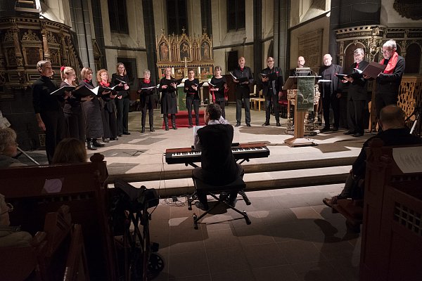 Das Herforder Vokalensemble Amicanta präsentiert in der gut besuchten Jakobikirche ein vielfältiges und eindrucksvolles Chorkonzert mit Musik aus verschiedenen Epochen und in verschiedenen Musikstilen. - © Ralf Bittner