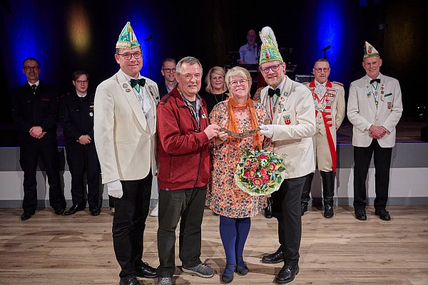 Anke Rüsenberg von der Stadtverwaltung Steinheim erhält in diesem Jahr den Bumerangorden für ihre Verdienste um den Karneval. - © StKG/Marc Obermann